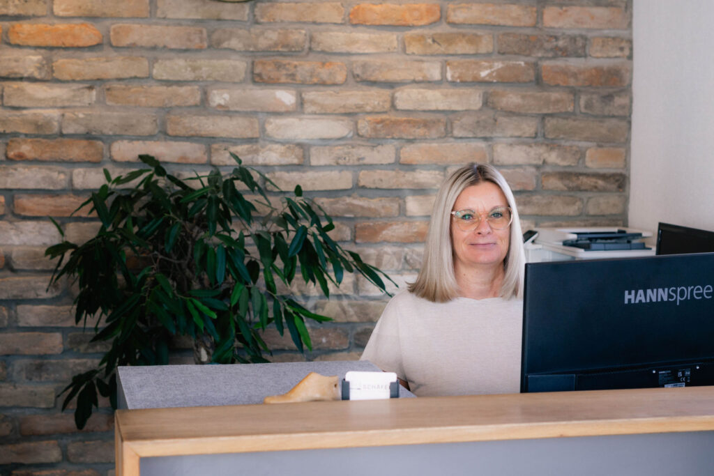 Mitarbeiterin im Empfangsbereich von Schäfer