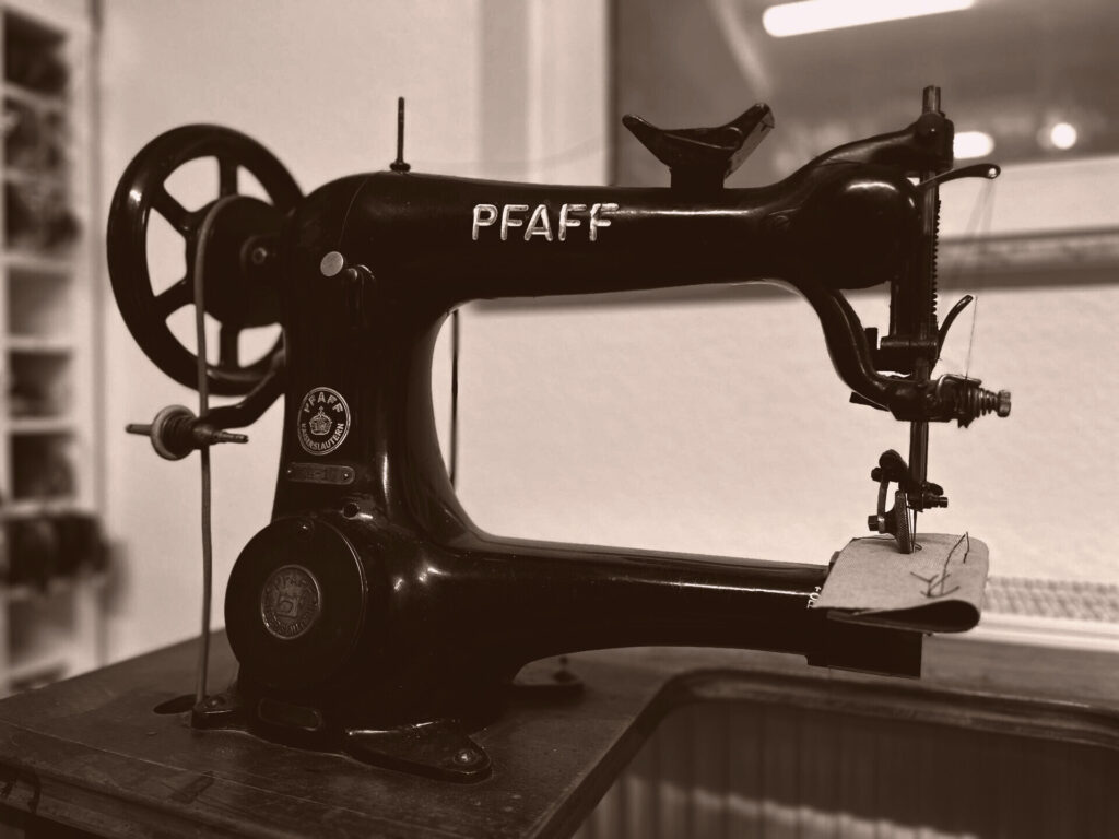 Historische Nähmaschine aus der Orthopädie-Schuhtechnik