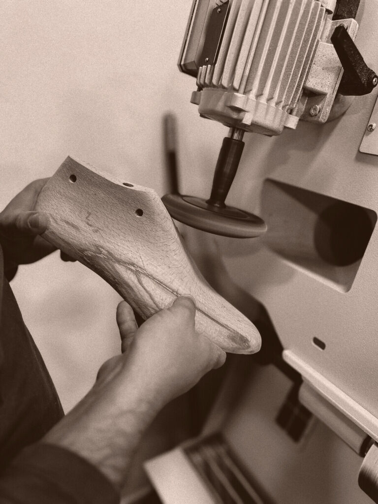 Bearbeitung eines Holzleistens für orthopädische Maßschuhe