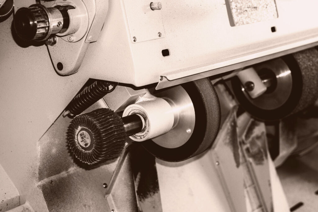 Schleifmaschine in der Orthopädie-Schuhtechnik-Werkstatt