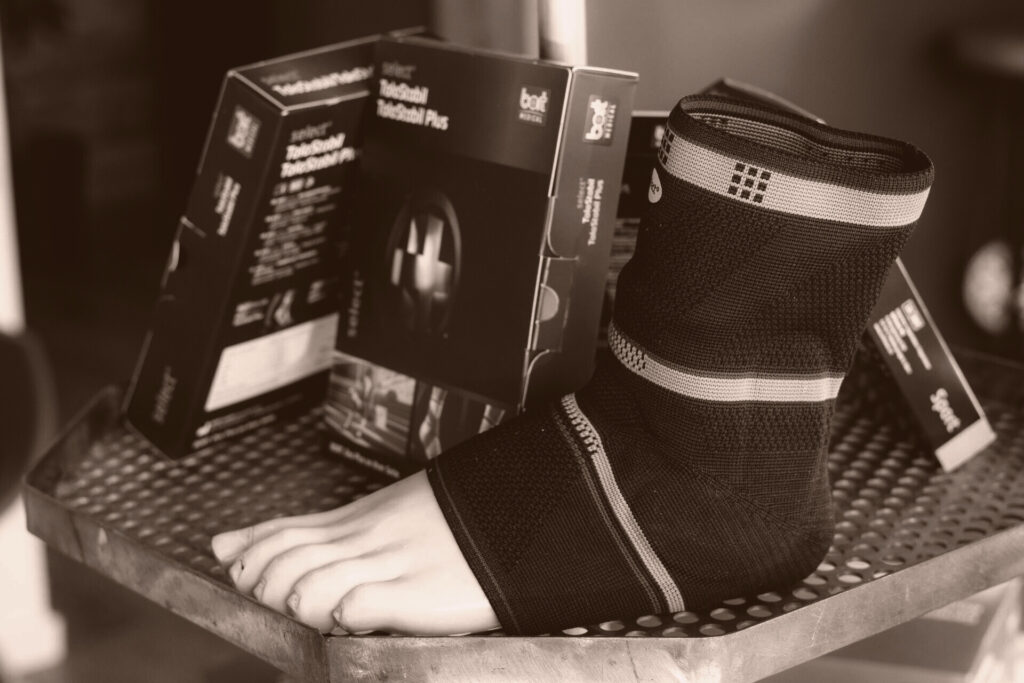 Sprunggelenkbandage am Fußmodell